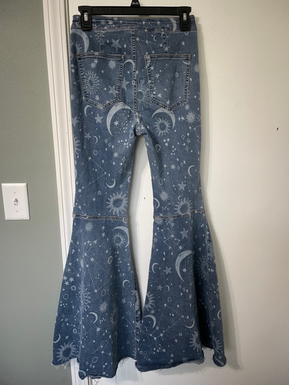 Free People Just Float On Flare Jeans Like New Size 26 Celestial Moon Stars - Picture 10 of 12